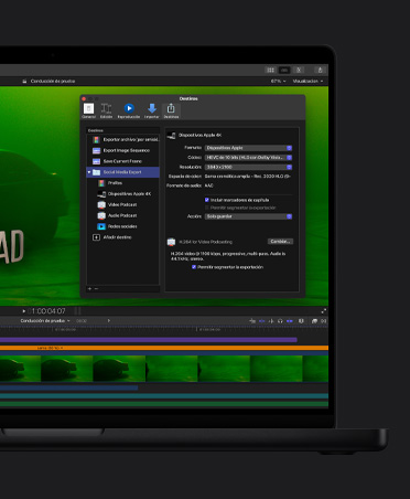Pantalla de la MacBook Pro de 16 pulgadas que muestra un carro en una escena con luces verdes, clips de video en la parte inferior de la pantalla, ventana de exportación de archivos abierta