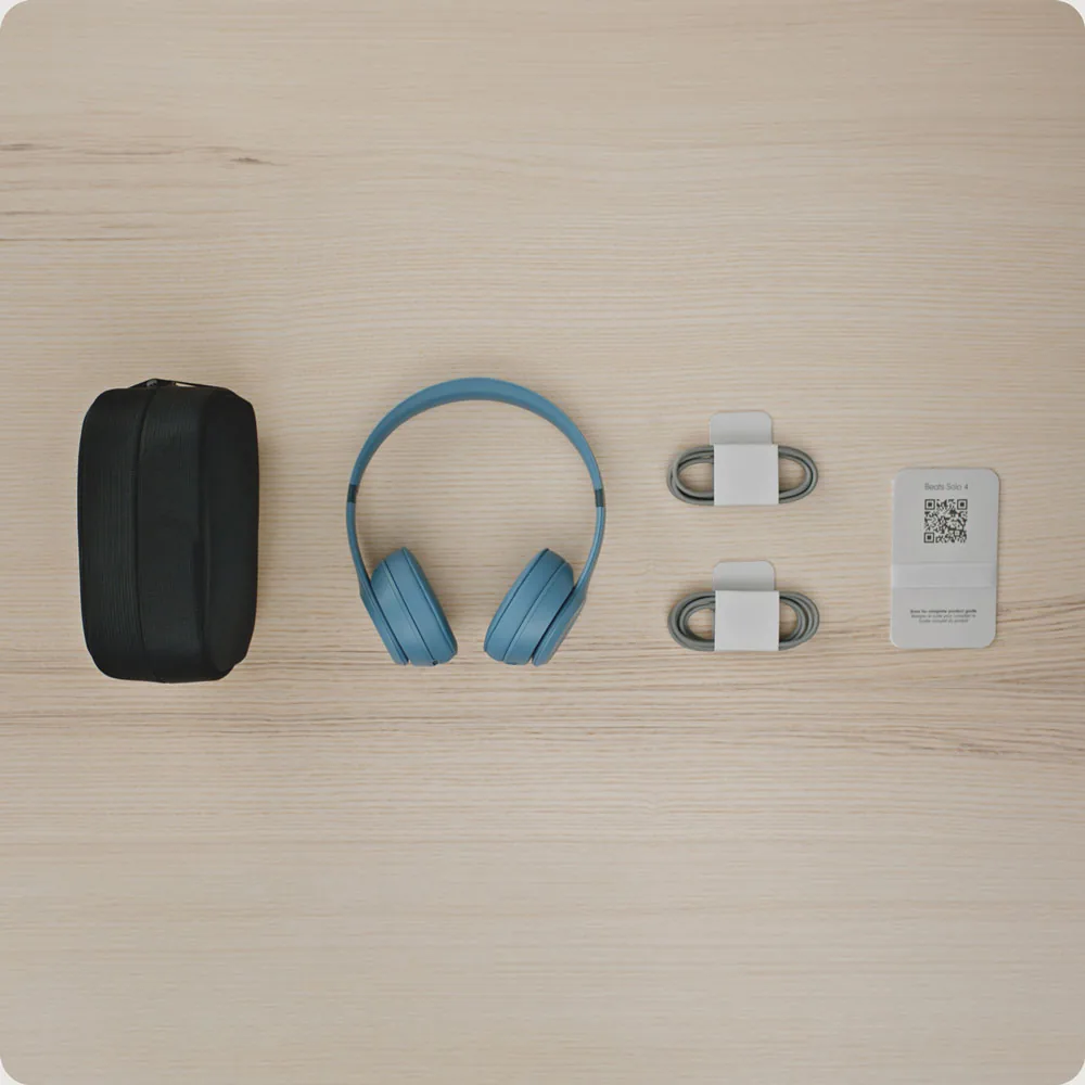 En la caja. Estuche, cable USB-C y cable de 3,5 mm.