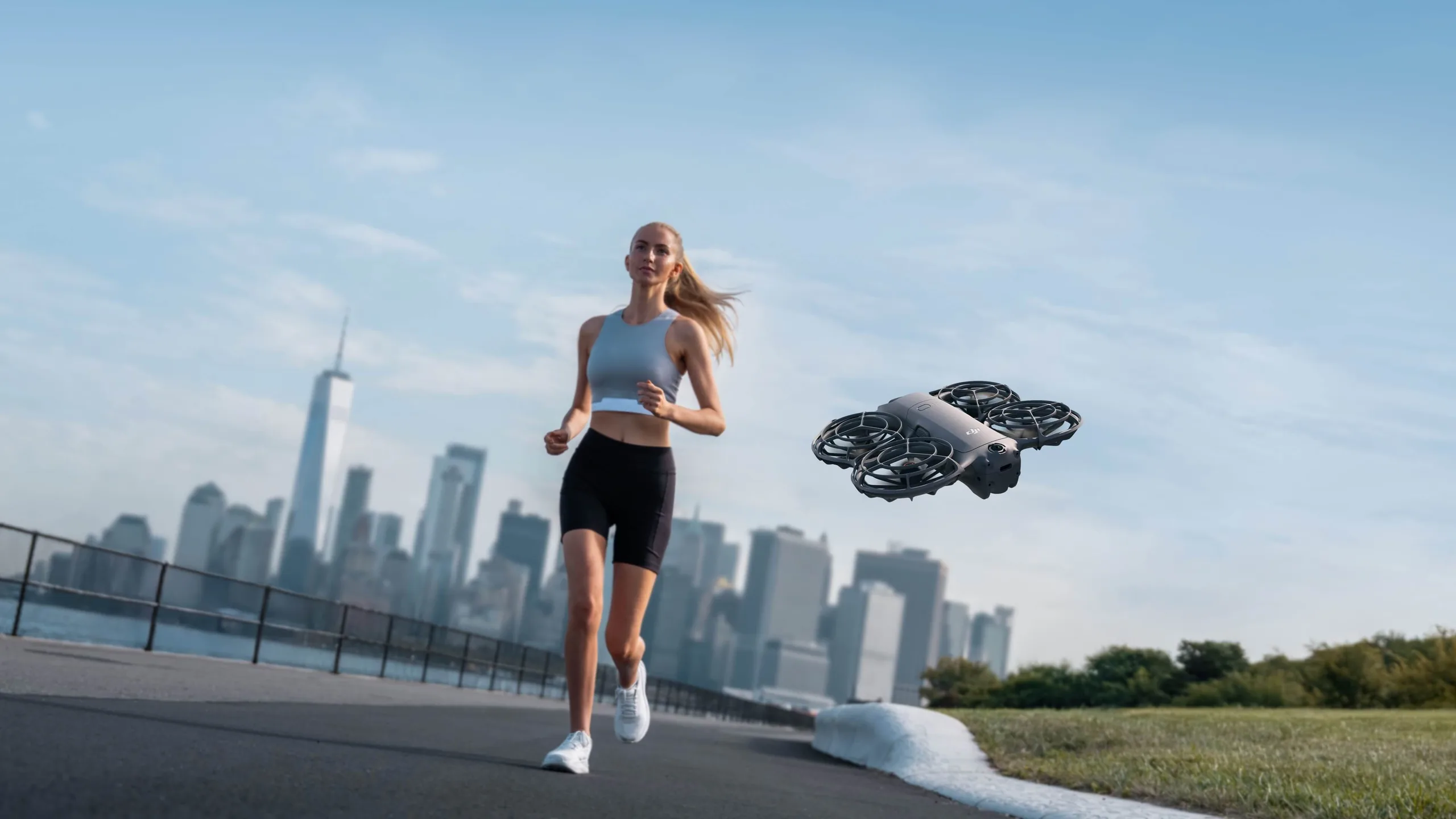 En movimiento. Seguimiento ActiveTrack. Mantén siempre la supervisión del vuelo.