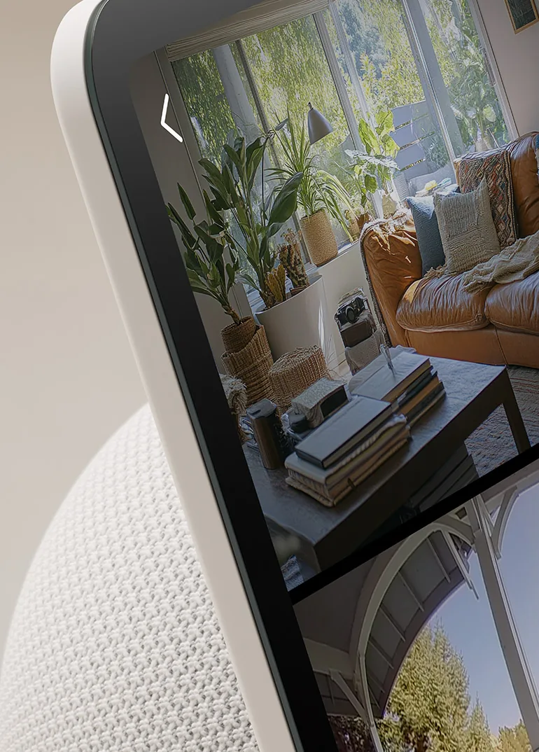 La pantalla del Echo Show 11 con las cámaras de la sala y de la puerta.