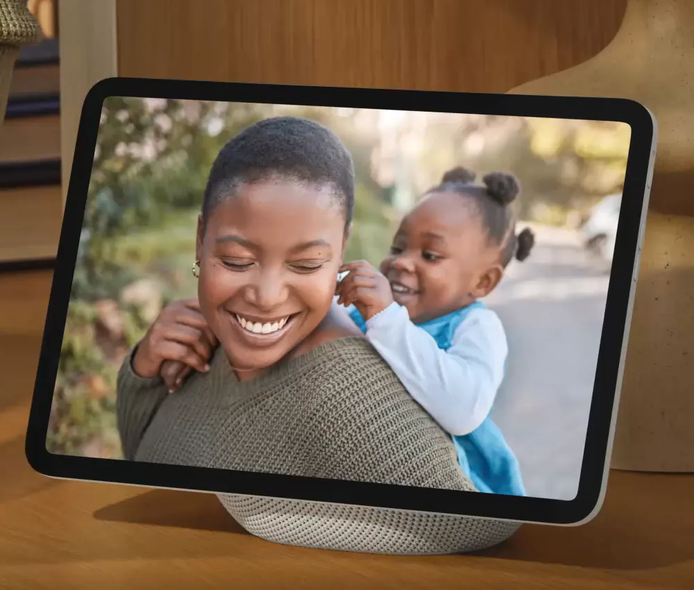 El Echo Show 11 con una foto de una mamá y su bebé en la pantalla.