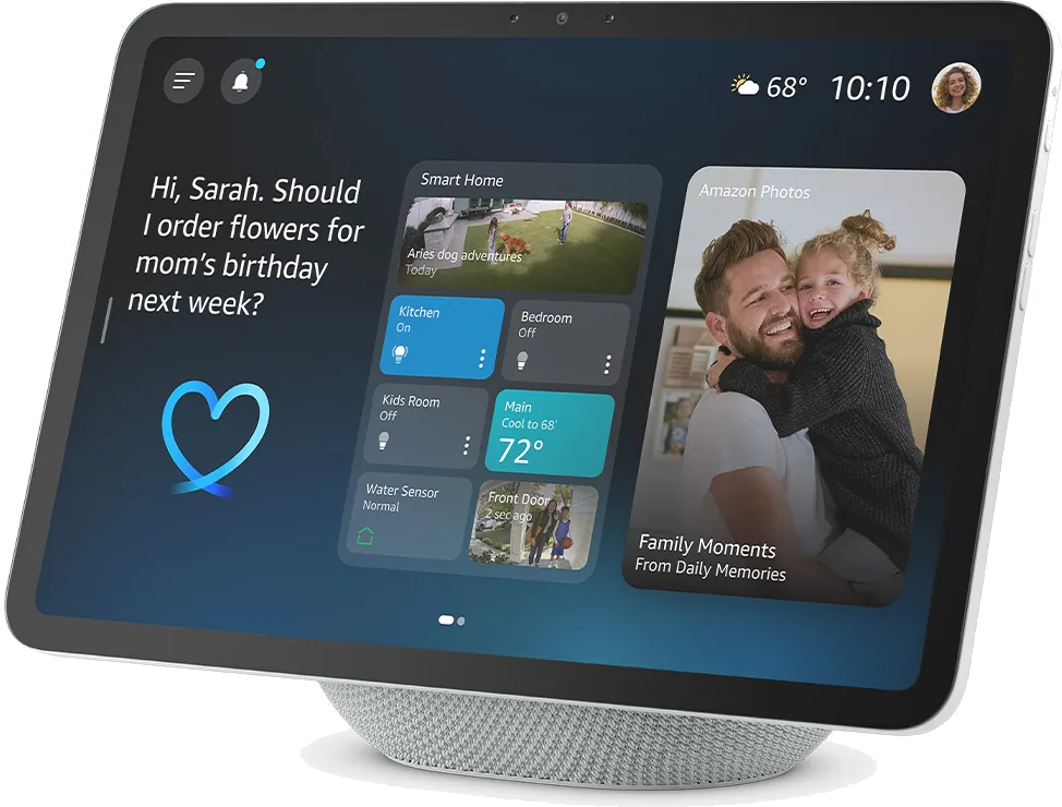 El Echo Show 11 en Glacier White, de lado, con la pantalla de inicio que saluda por su nombre.