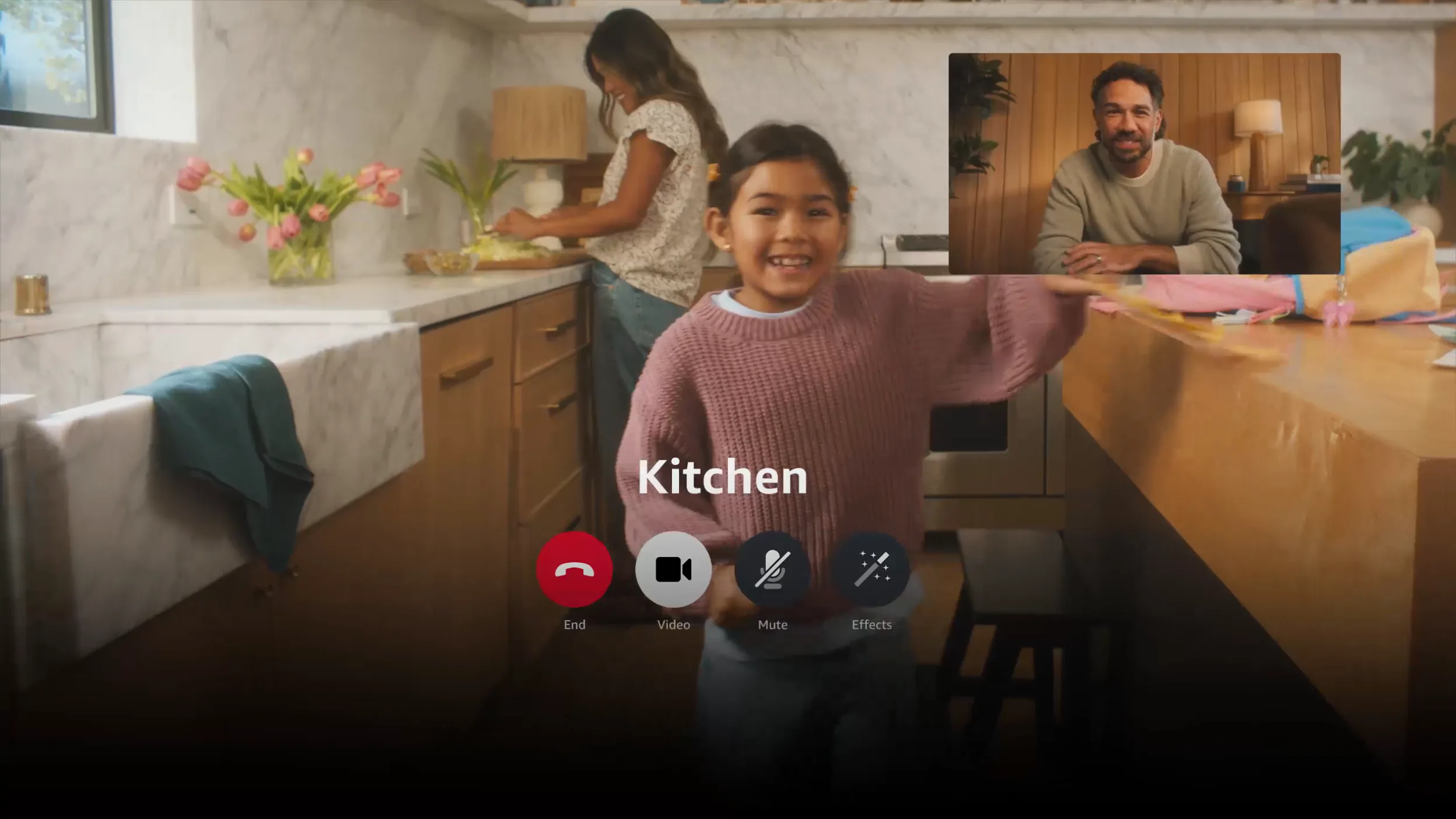 Una videollamada en el Echo Show 11: una niña saluda desde la cocina.