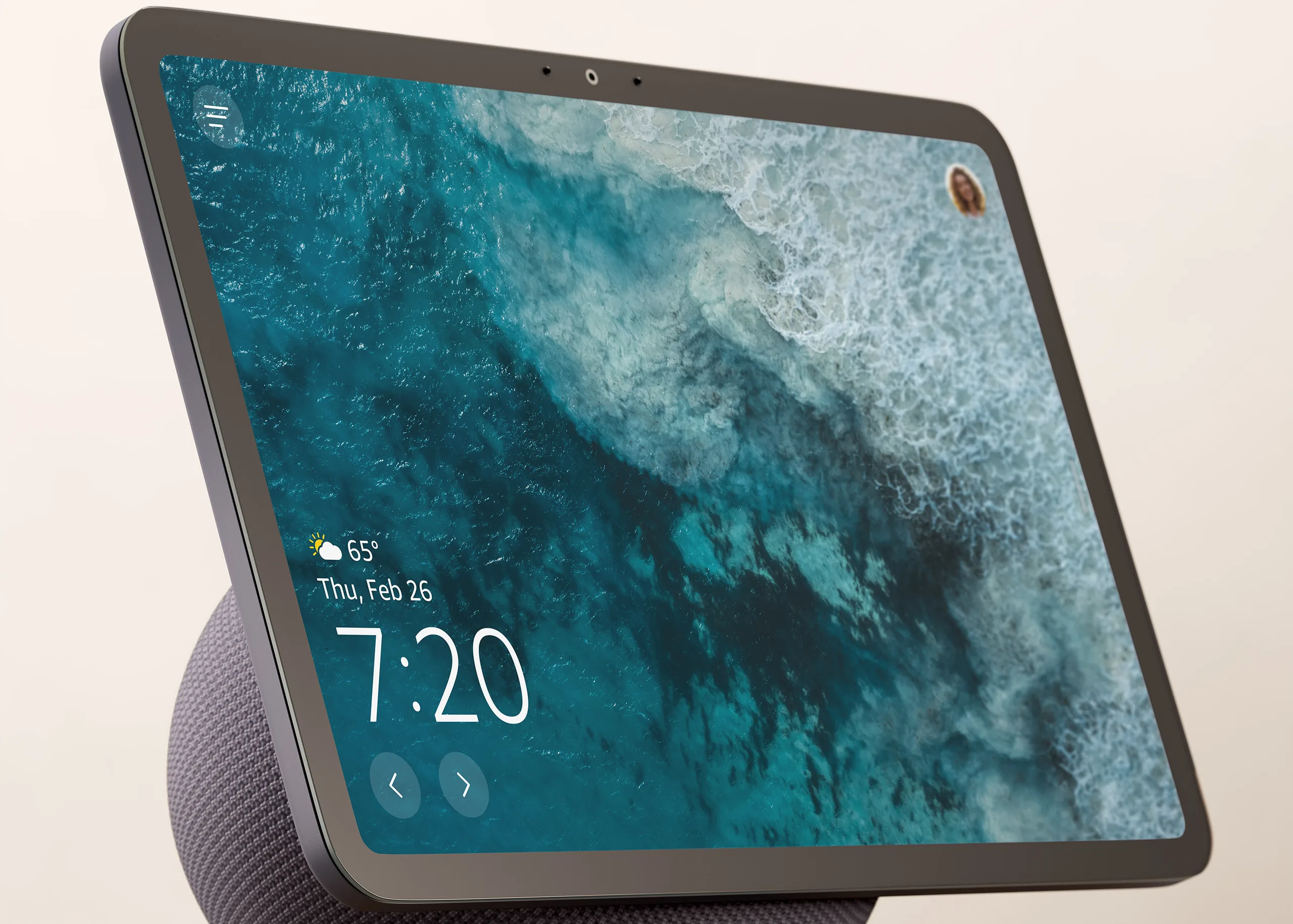 El Echo Show 11 en Graphite, con la foto de un mar en la pantalla de inicio.