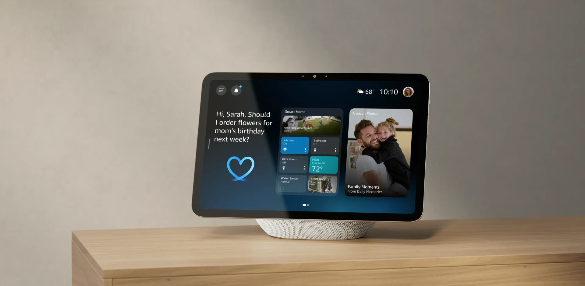 El Echo Show 11 en Glacier White sobre un mueble de madera, con la pantalla de inicio encendida.