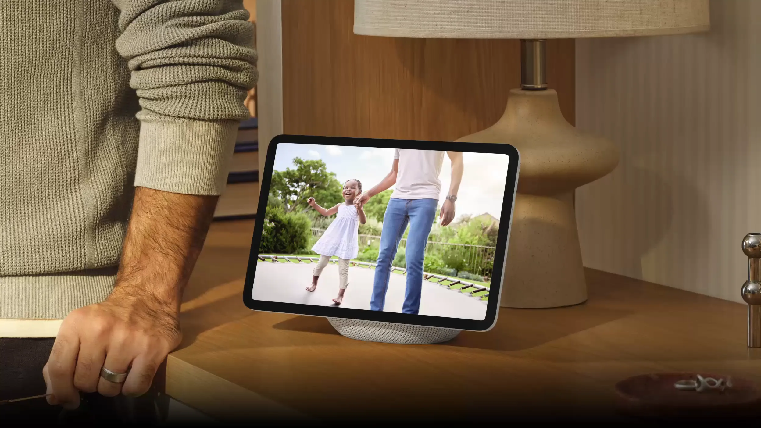 El Echo Show 11 sobre una mesa de la sala, pasando fotos de la familia.