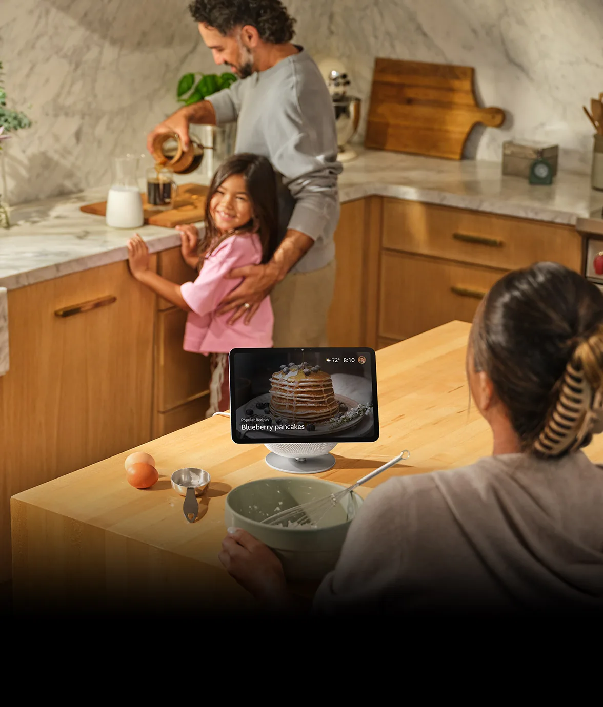 Una familia cocina pancakes con la receta en el Echo Show 11.