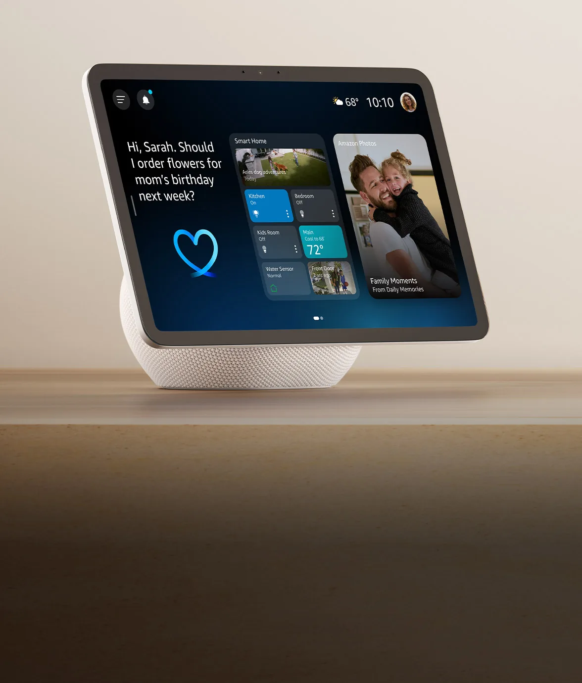 El Echo Show 11 en una repisa de madera.