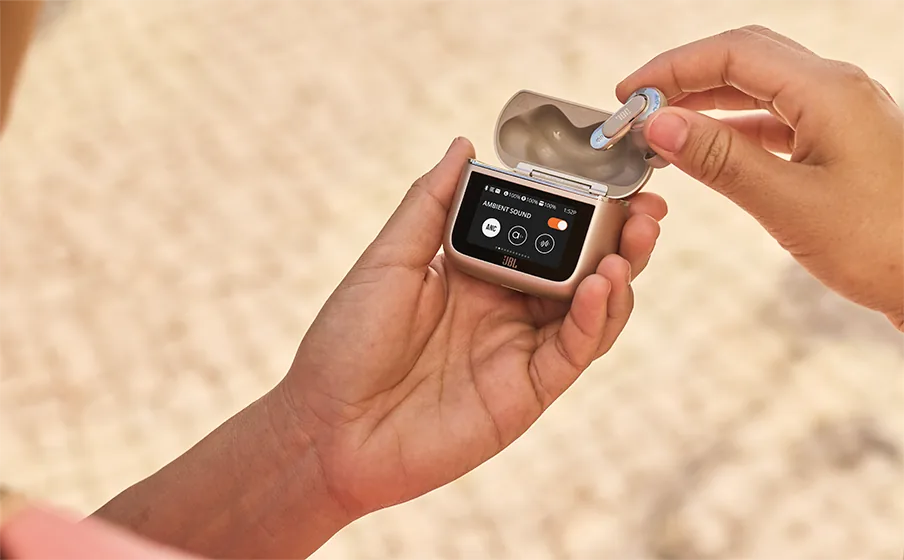 JBL Tour Pro 3 — imagen de uso oficial