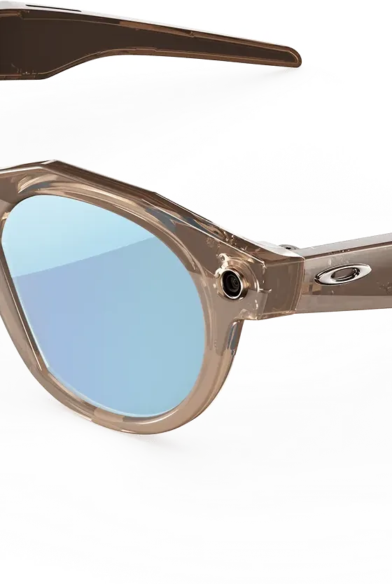 El lente Prizm Deep Water y la cámara de las gafas café ahumado, de cerca.