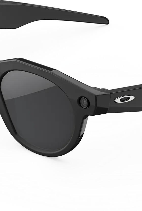 El lente Prizm Black y la cámara de las gafas negras, de cerca.