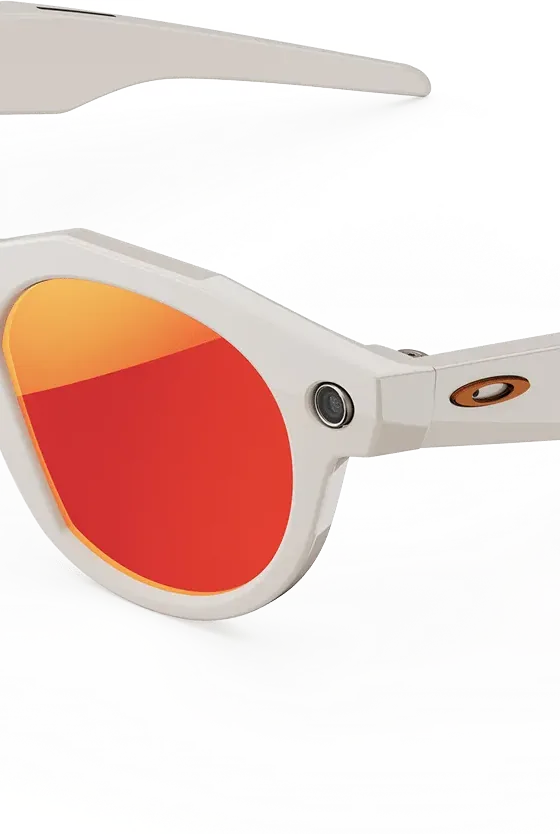 El lente Prizm Ruby y la cámara de las gafas gris cálido, de cerca.