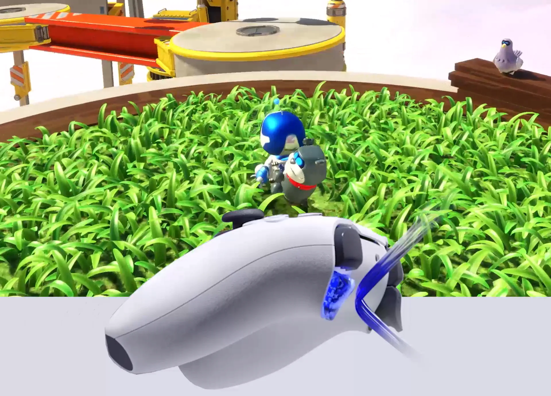 Un gatillo del control DualSense frente a una escena de Astro Bot.
