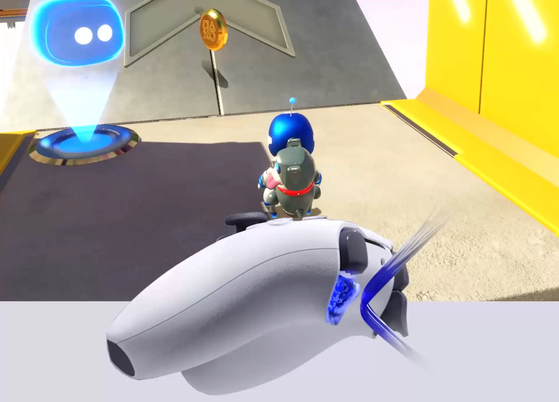 Un gatillo del control DualSense frente a una escena de Astro Bot.