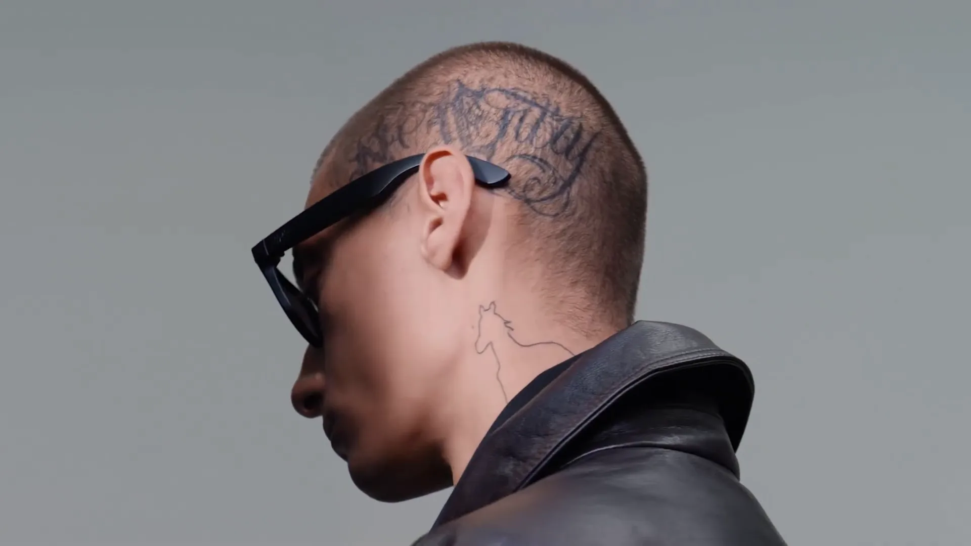 Una mujer y un hombre con las Ray-Ban Meta Wayfarer negro mate se tocan la varilla para usar el botón de acción.