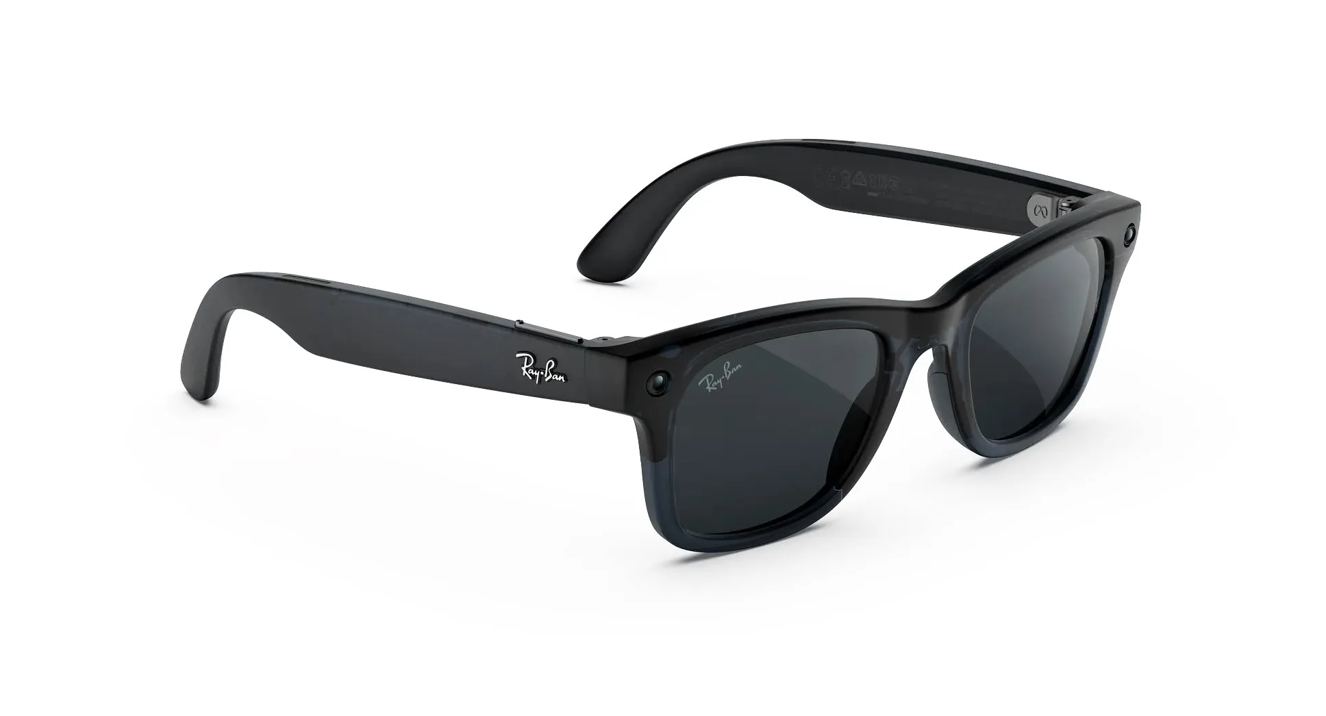Las Ray-Ban Meta Wayfarer azul océano mate transparente, de cerca: la cámara en la esquina del marco y el logo de Ray-Ban en la varilla.