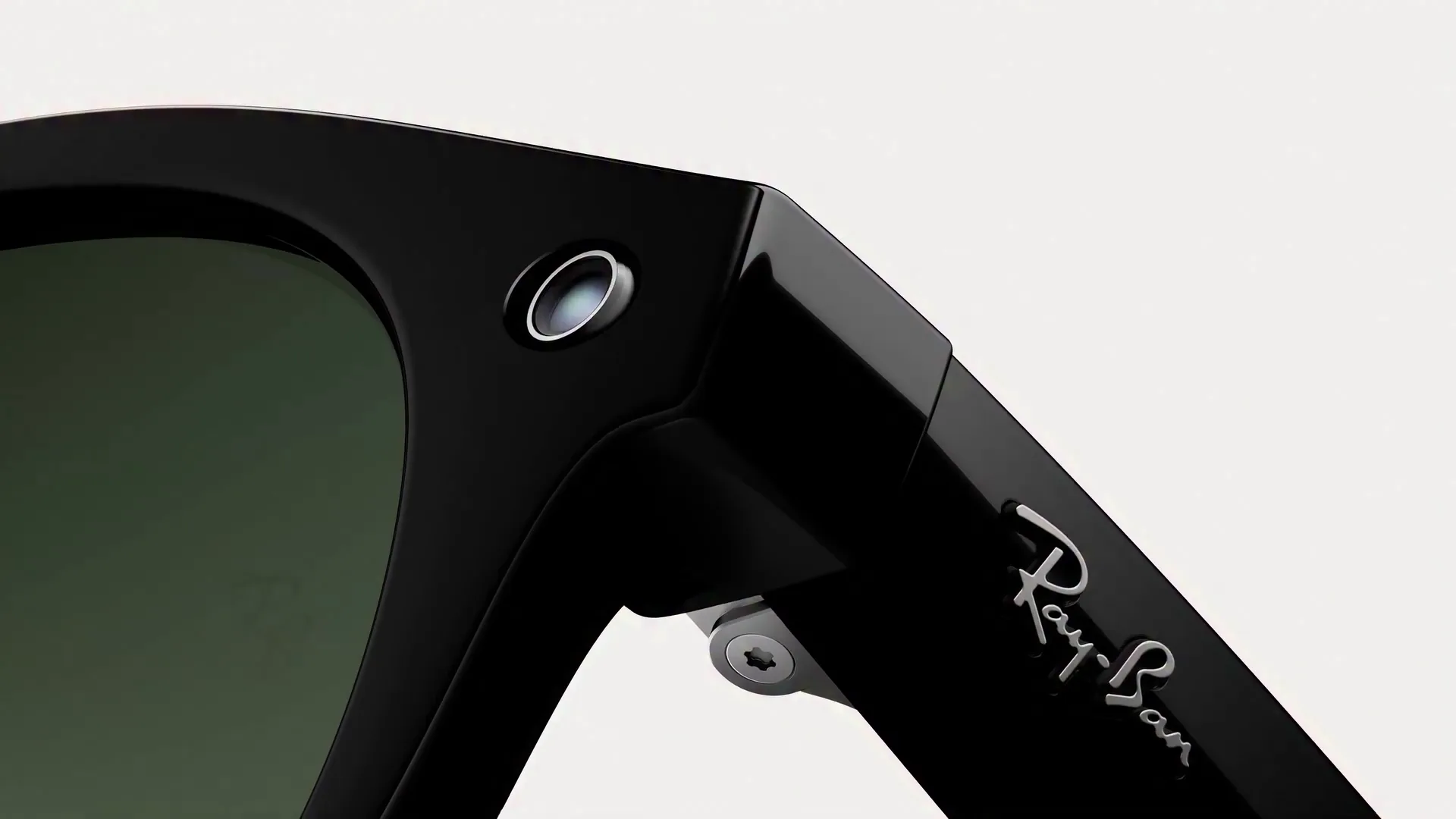 La cámara en la esquina de las gafas, de cerca, junto al logo de Ray-Ban en la varilla.