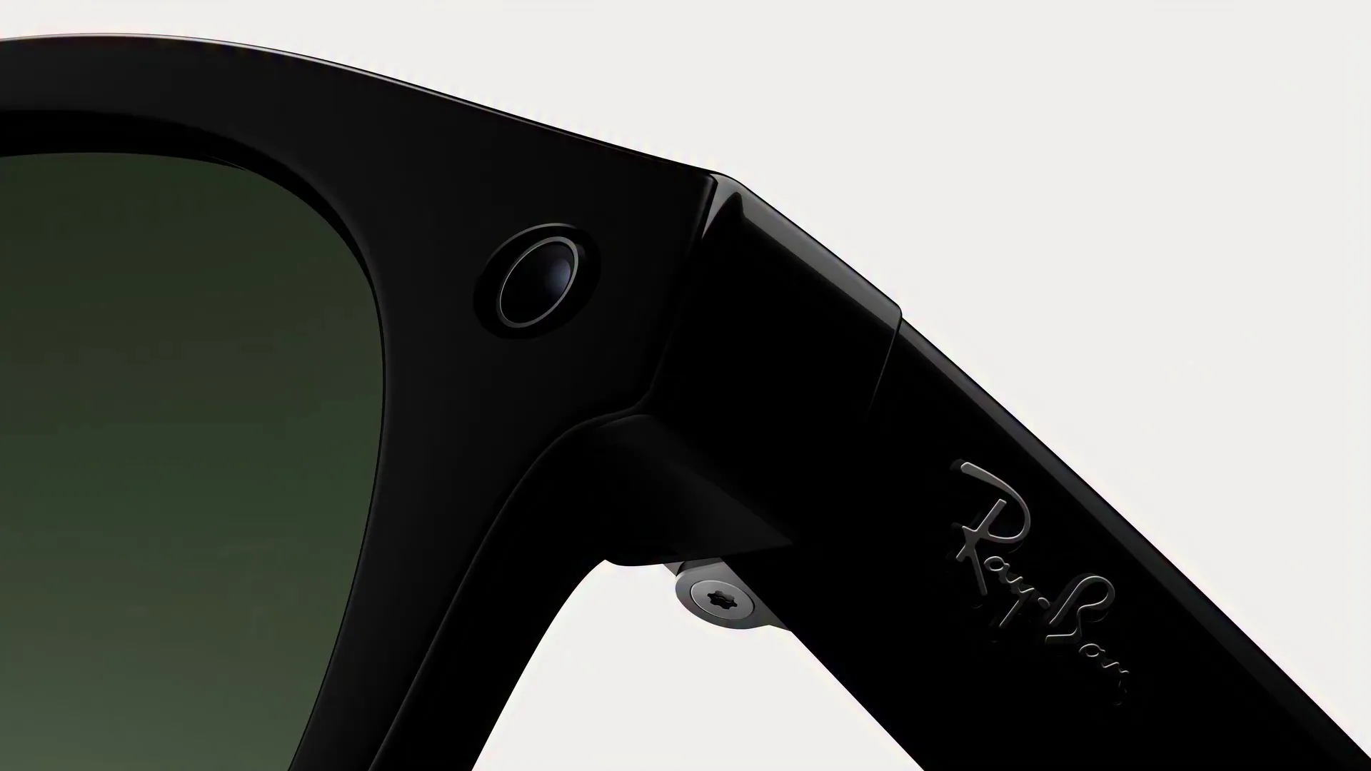 La cámara en la esquina de las gafas, de cerca, junto al logo de Ray-Ban en la varilla.
