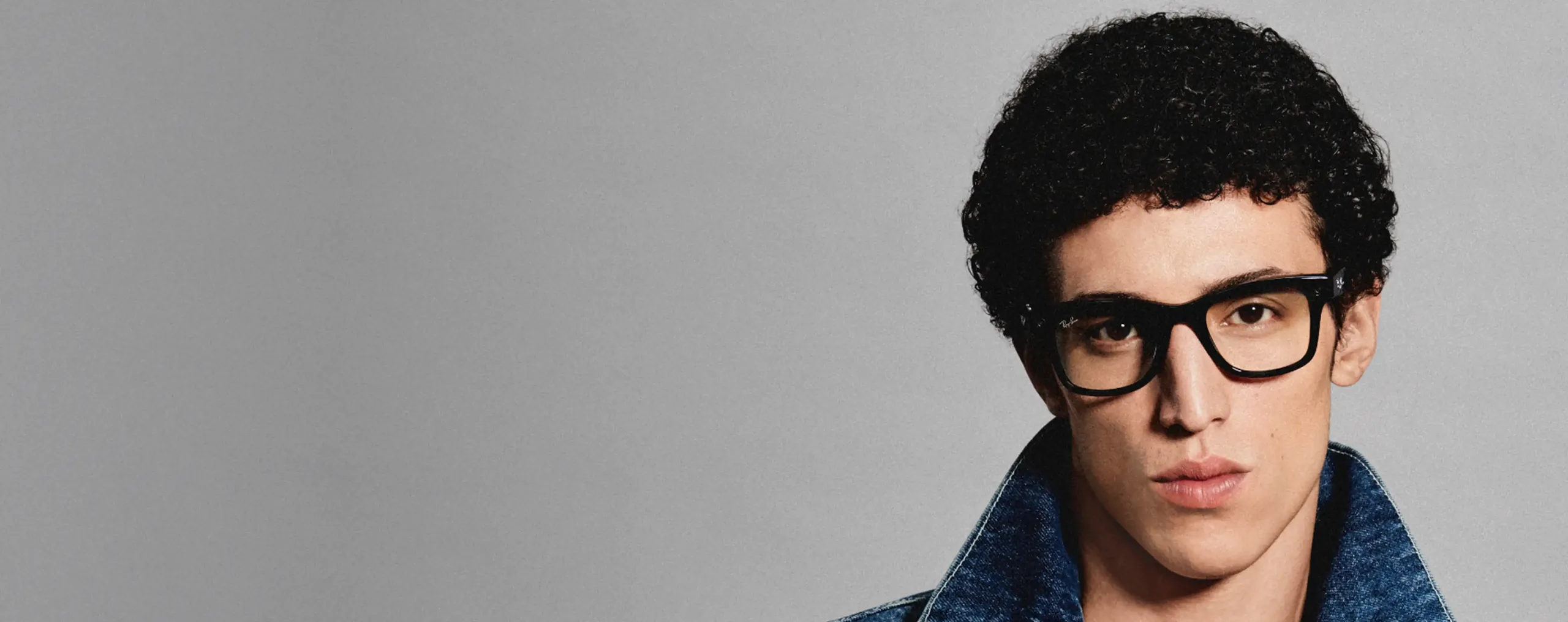Un hombre con las Ray-Ban Meta Wayfarer negras de lentes transparentes.
