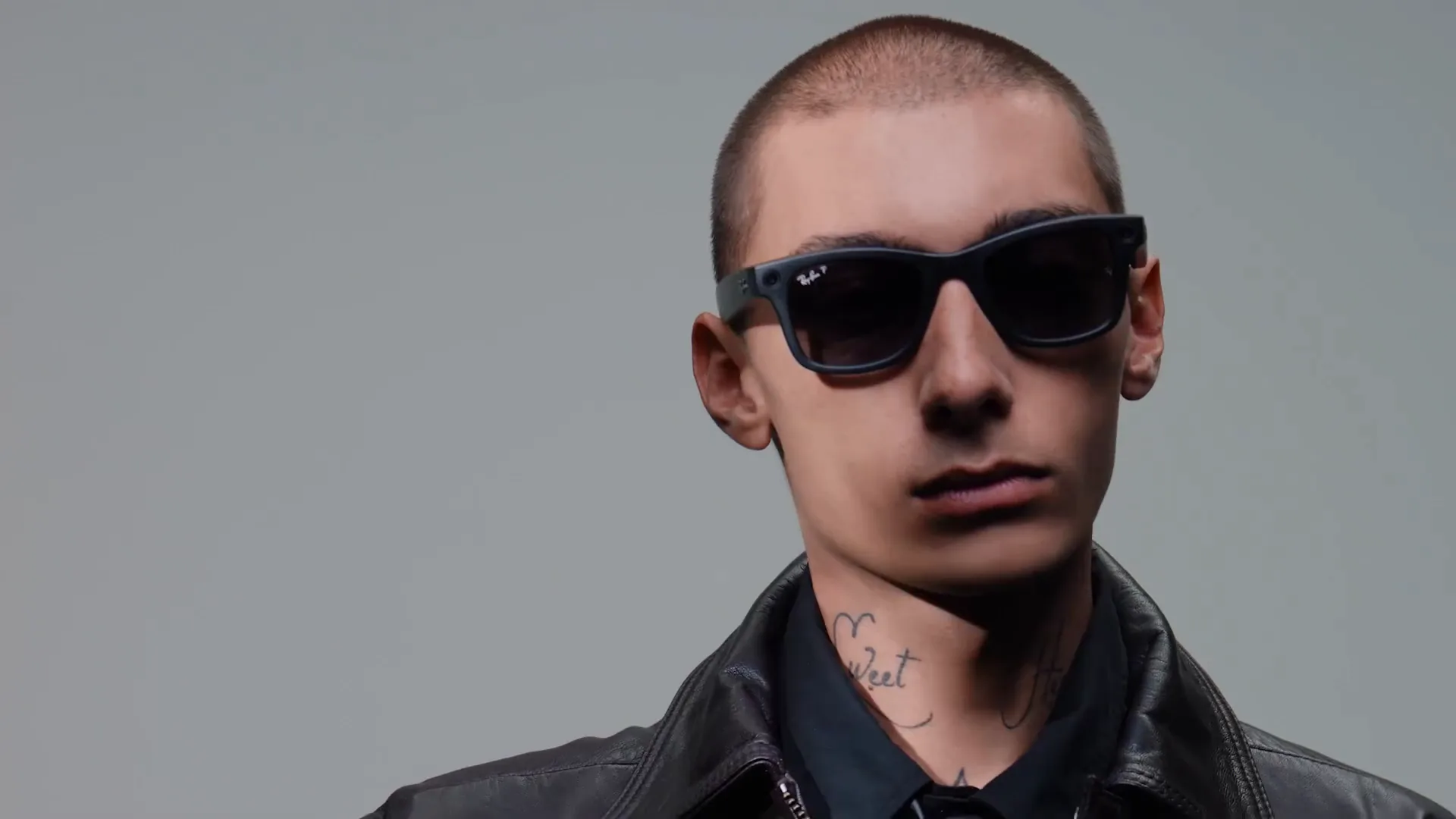 Un hombre con las Ray-Ban Meta Wayfarer negro mate, de frente.
