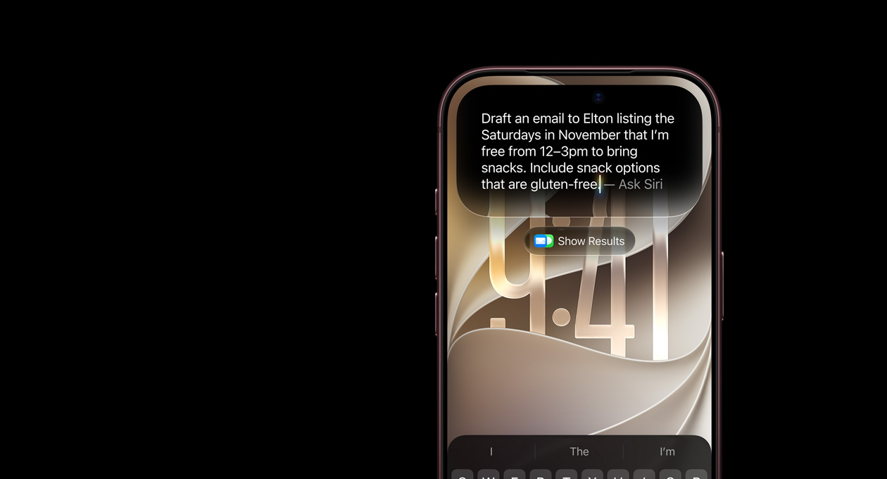iPhone 18 Pro, color borgoña, la pantalla muestra un mensaje de Pedirle a Siri con el texto: Redacta un email para Elton que enumere los sábados de noviembre en los que estoy libre de 12:00 a 15:00 para llevar snacks. Incluye opciones sin gluten