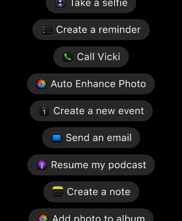 Pantalla con solicitudes a Siri AI para que realice acciones en apps, como tomarse una selfie, crear un recordatorio, llamar a Vicki, mejorar una foto automáticamente, crear un nuevo evento, enviar un email, reanudar mi podcast, crear una nota, agregar una foto a un álbum