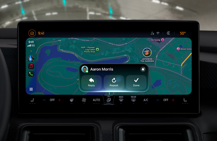 Pantalla de CarPlay que muestra una notificación de Mensajes, con Mapas visible en segundo plano