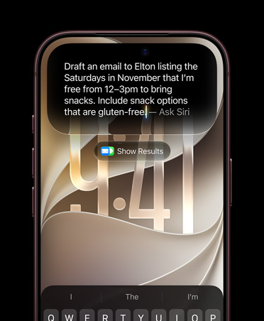 iPhone 18 Pro, color borgoña, la pantalla muestra un mensaje de Pedirle a Siri con el texto: Redacta un email para Elton que enumere los sábados de noviembre en los que estoy libre de 12:00 a 15:00 para llevar snacks. Incluye opciones sin gluten