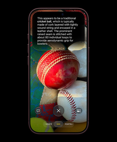 iPhone 18 Pro, color borgoña, la pantalla muestra el modo Siri en la app Cámara con una foto de pelotas de cricket y la respuesta de Siri AI con información detallada sobre las pelotas de cricket