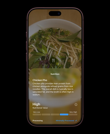 iPhone 17 Pro, azul profundo, parte frontal, se muestra el modo Siri en la interfaz de la app Cámara, datos nutricionales de un alimento identificado con Inteligencia Visual, la pantalla muestra información detallada sobre una sopa pho de pollo, con los ingredientes habituales y la información nutricional
