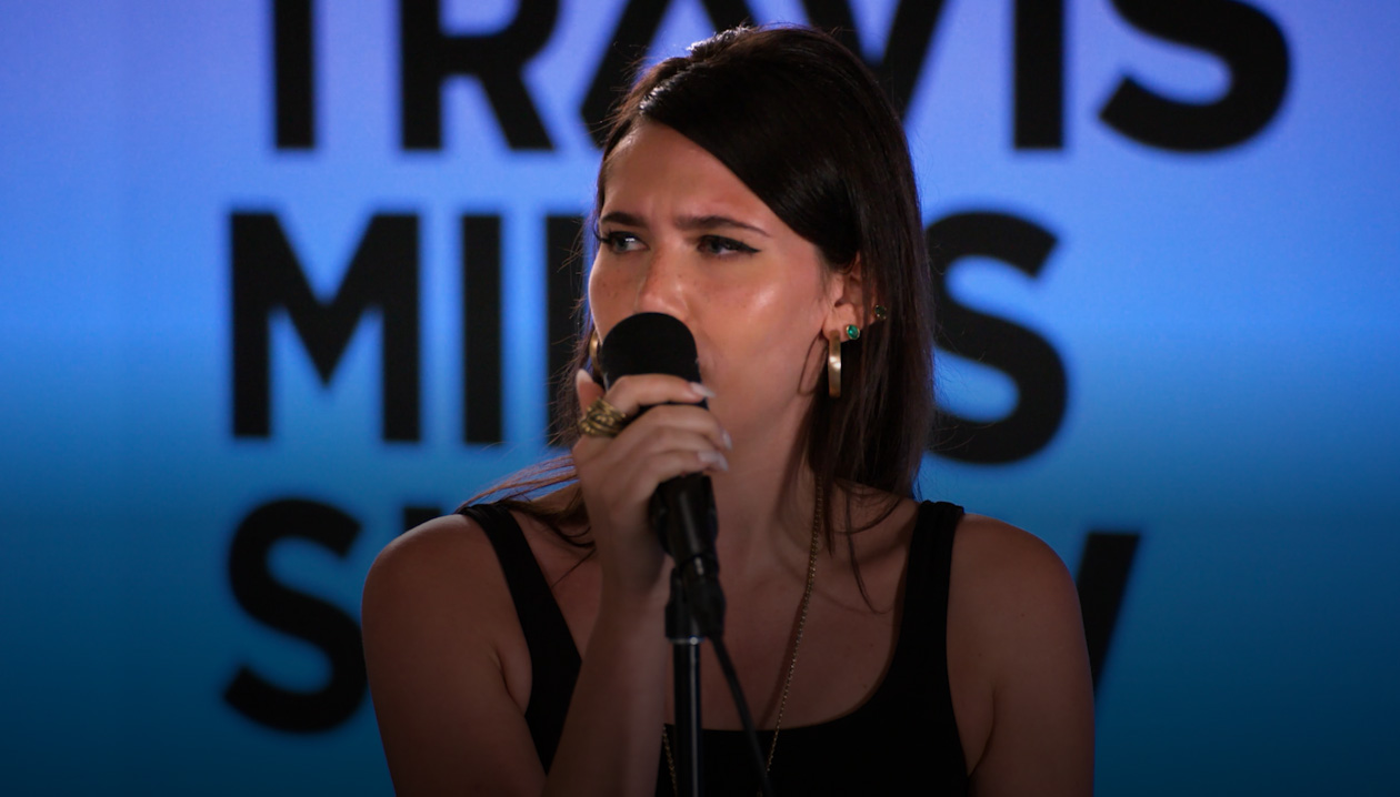 Sienna Spiro canta frente a un micrófono