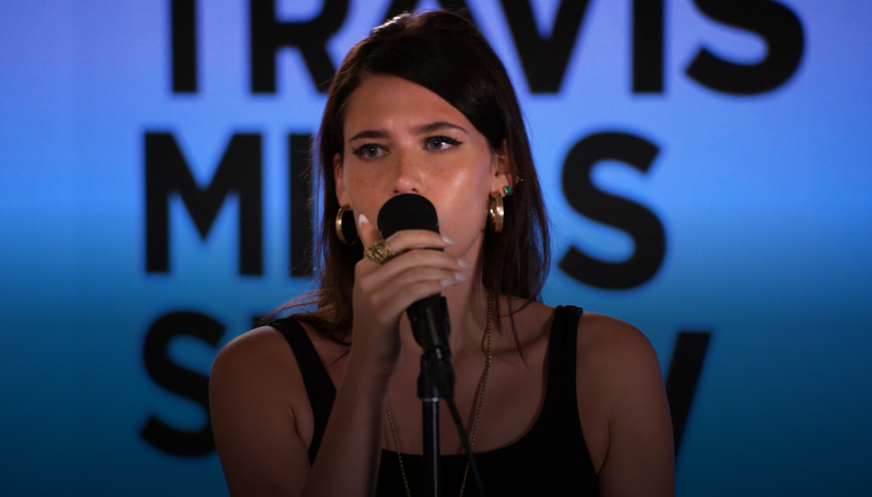 Sienna Spiro canta frente a un micrófono