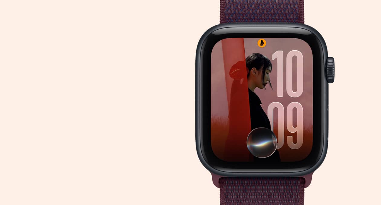 Apple Watch SE 3, caja de aluminio, color medianoche, carátula Fotos con el ícono de Siri, parte lateral derecha, Digital Crown, correa loop deportiva, color borgoña