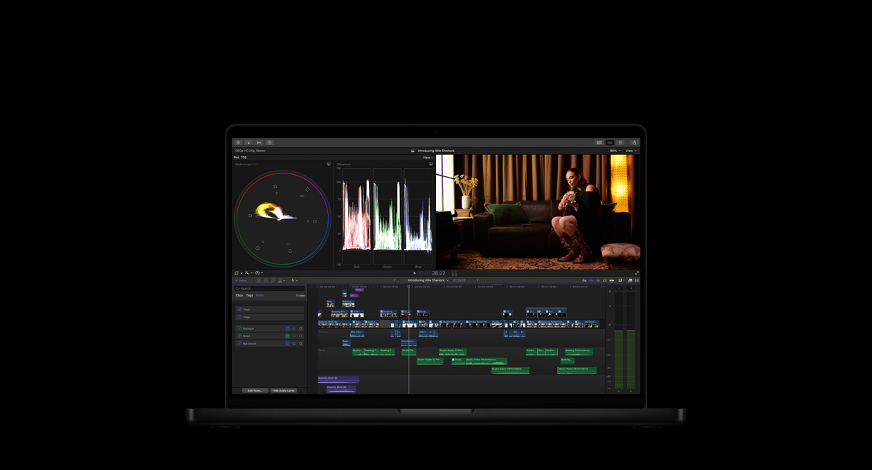 MacBook Pro de 14 pulgadas, edición de un video musical, mujer sentada en un sofá tocando la guitarra, el título del video es Introducing Allie Sherlock