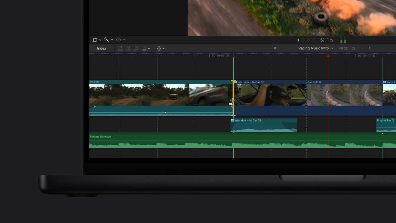 MacBook Pro de 16 pulgadas, la pantalla muestra una carrera de carros con la demostración de la funcionalidad Detección de Tiempo