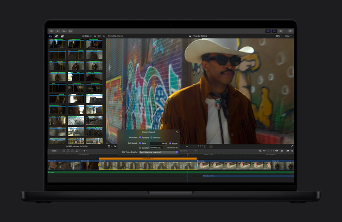 MacBook Pro de 16 pulgadas, demostración de cómo convertir una toma a cámara lenta suave, hombre con sombrero de vaquero y lentes de sol delante de una pared cubierta de grafitis