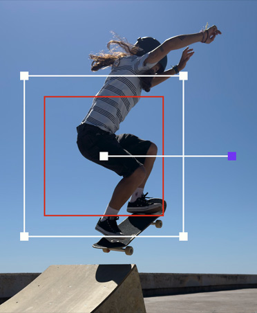 Una persona que practica skateboarding salta sobre una rampa, demostración del rastreador automático de movimiento
