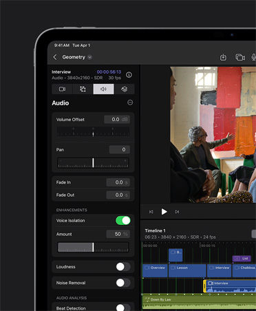 Pantalla de un iPad Pro 13 que muestra un espacio de trabajo de edición de sonido, Aislamiento de Voz con los controles y ajustes a la izquierda, y una imagen a la derecha de estudiantes en un aula y un profesor señalando un cuadro