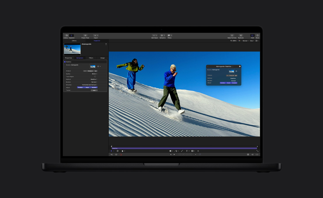 MacBook Pro de 16 pulgadas, pareja corriendo cuesta abajo en una duna de arena, demostración de la estabilización de imagen