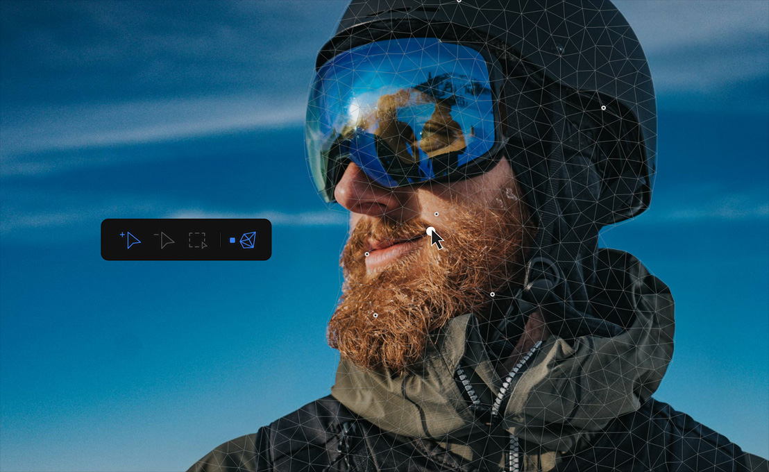 Imagen de un hombre con barba, casco y visera, cielo azul de fondo, mouse de computador editando la imagen