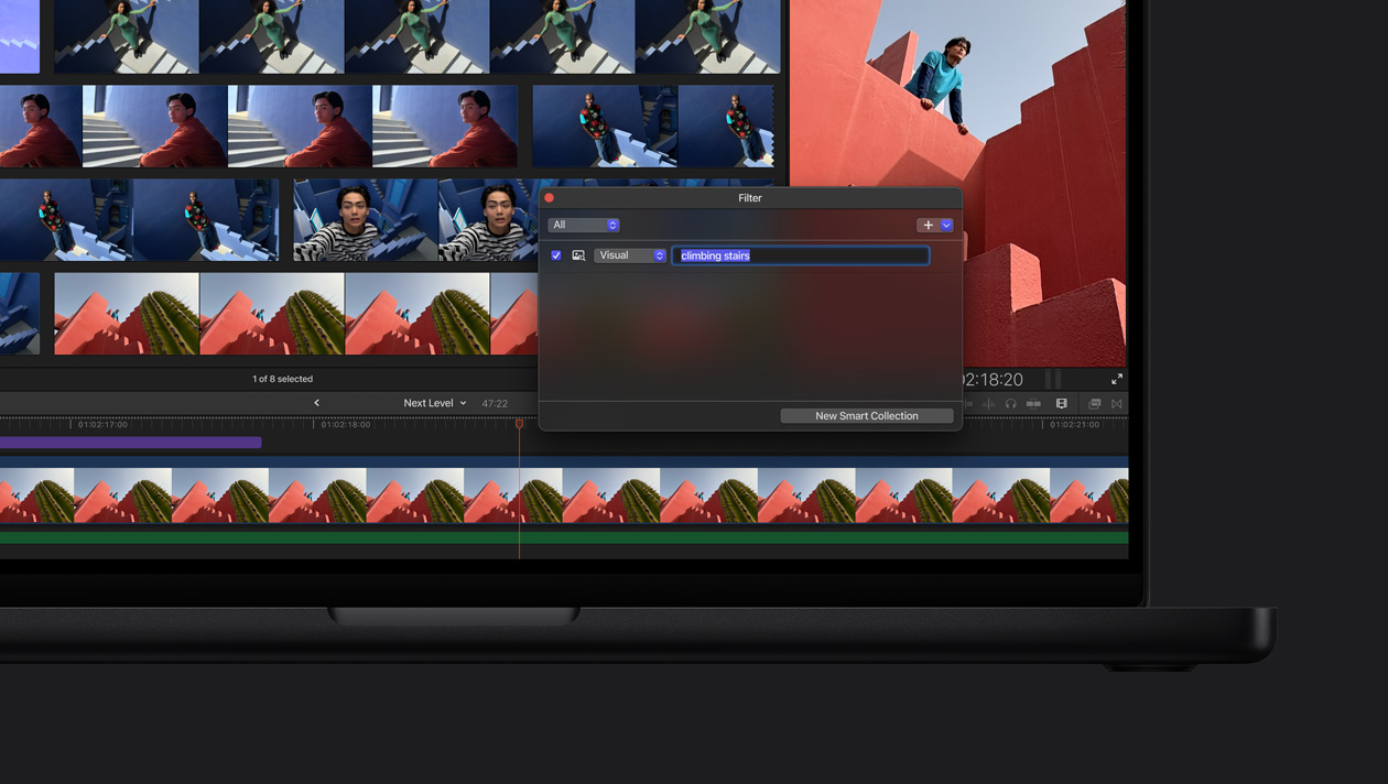 Pantalla de una MacBook Pro de 16 pulgadas, demostración de cómo se puede usar Búsqueda Visual para encontrar todas las imágenes de un hombre y una mujer subiendo unas escaleras