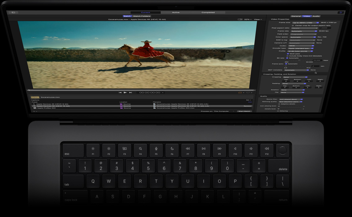 MacBook Pro de 16 pulgadas que muestra el espacio de trabajo de Compressor con la imagen de una mujer con vestido rojo montada a caballo, demostración de la exportación por lotes