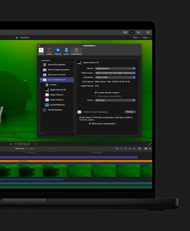 MacBook Pro de 16 pulgadas que muestra la imagen de un carro en una escena con iluminación ambiental verde, ventana de exportación de archivos abierta, clips de video en la parte inferior