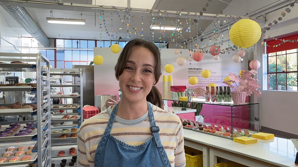 Videollamada de una mujer trabajando en una pastelería.