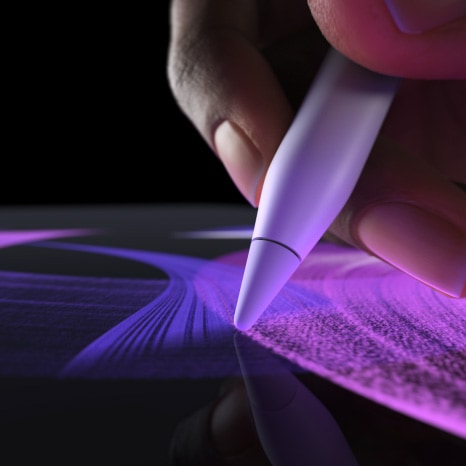 Una persona usa el Apple Pencil Pro en Procreate para crear un trazo de color intenso