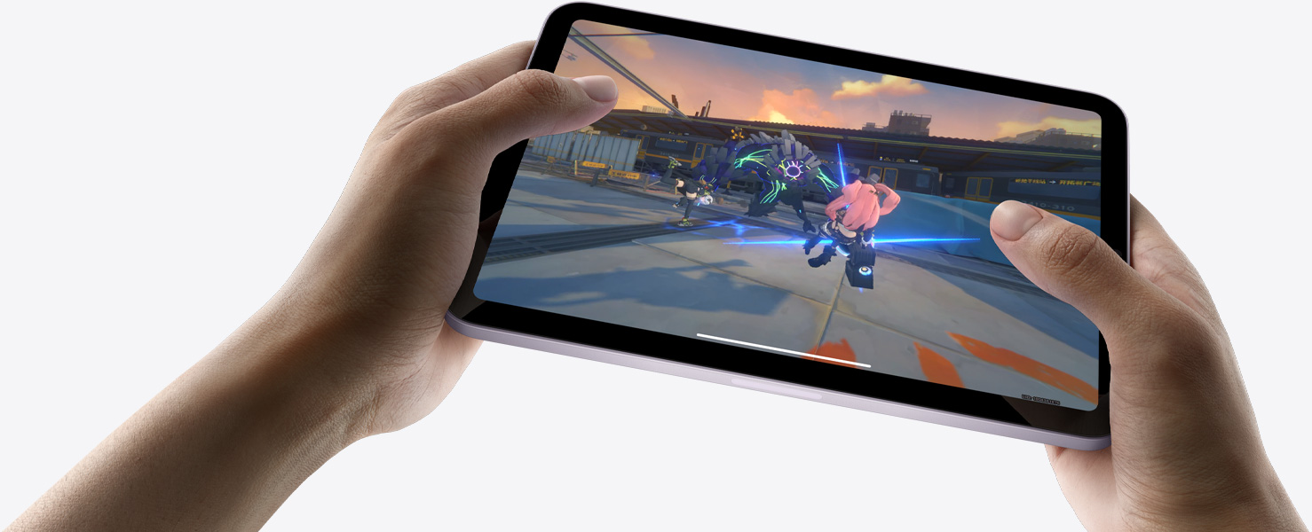 Dos manos sostienen un iPad mini en horizontal que muestra un juego de gráficos avanzados.
