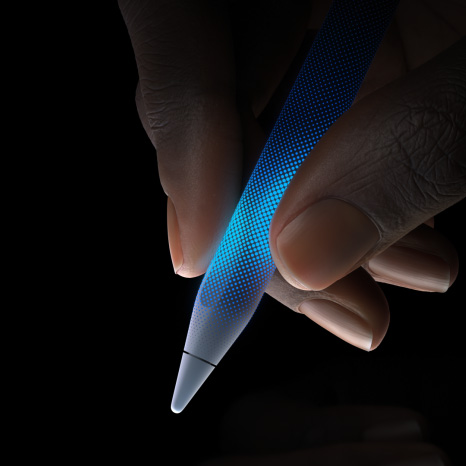 Apple Pencil Pro, parte lateral, color blanco, perfil delgado, agarre texturizado, una mano sostiene el lápiz con la punta hacia abajo para ilustrar la sensibilidad al tacto y la respuesta háptica