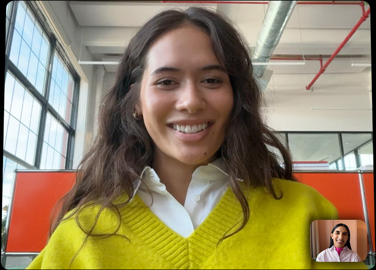 iPad Pro conectado a un Magic Keyboard, parte frontal, la pantalla muestra una llamada de FaceTime a pantalla completa, destacando el sistema de cámaras Pro