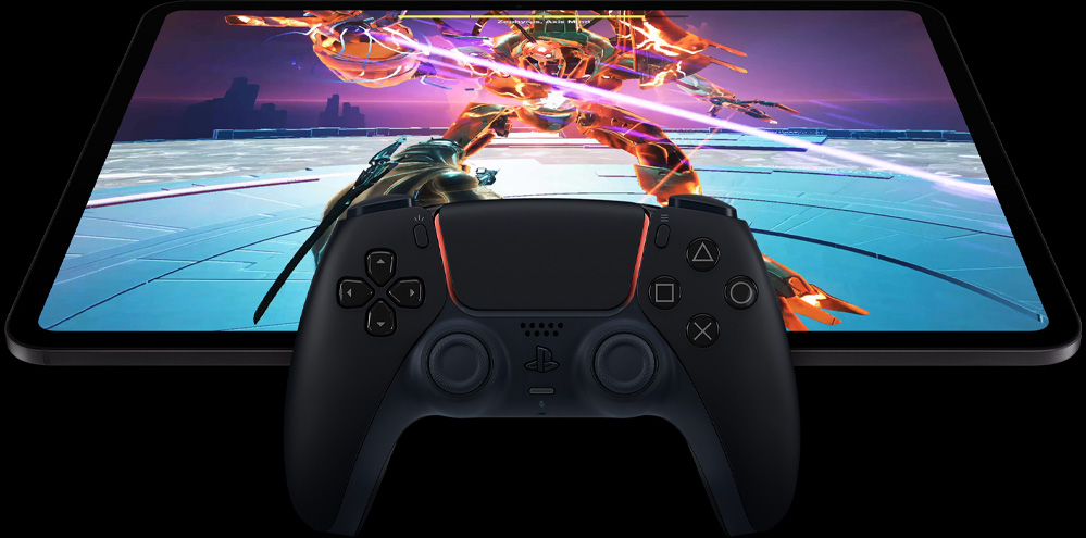 Control inalámbrico de PlayStation sobre la parte frontal de un iPad Pro, en horizontal, negro espacial, la pantalla muestra un videojuego con un robot futurista con una espada láser rosa