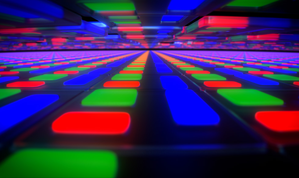 Animación de la pantalla Ultra Retina XDR iluminada con un patrón dinámico de cuadrados en azul, verde y rojo que se aleja y revela un iPad Pro, parte frontal, con un diseño lineal de muchos colores que forma la palabra 'PRO'